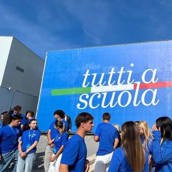 Il gruppo di studenti si raduna davanti al maxi-schermo