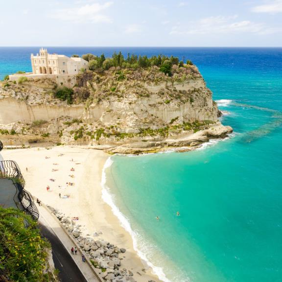 How can performance and quality in the use of public resources be improved?